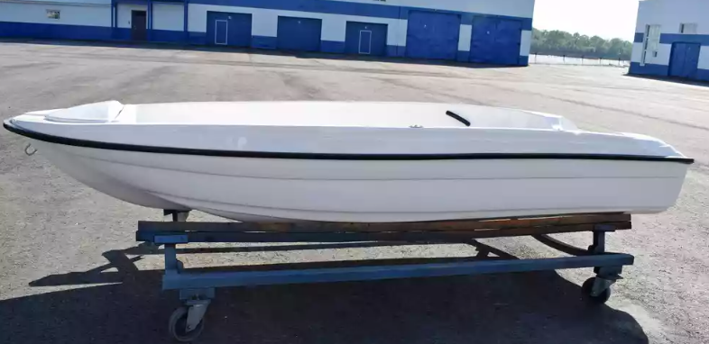 Стеклопластиковая лодка Пингвин (тримаран) в Сочи