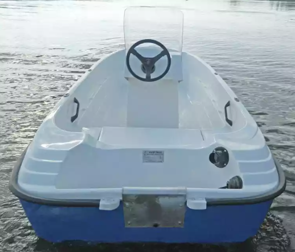 Стеклопластиковая лодка Пингвин с консолью (тримаран) в Сочи