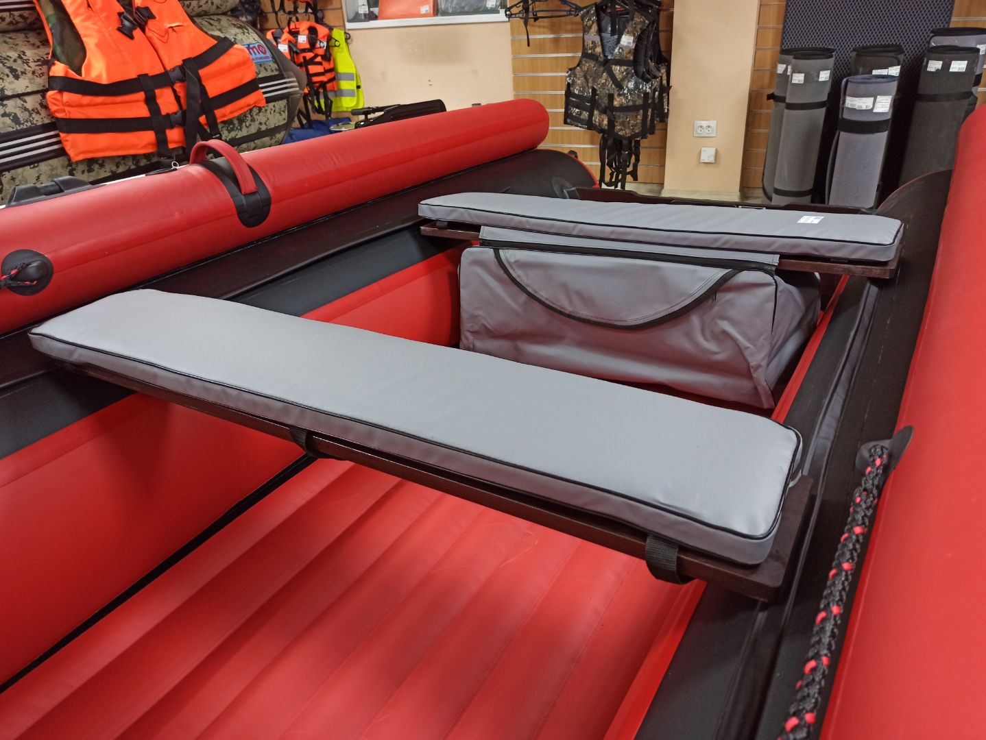 КОМПЛЕКТ МЯГКИХ НАКЛАДОК С СУМКОЙ ДЛЯ ЛОДОК 90Х20 СЕРЫЙ в Сочи