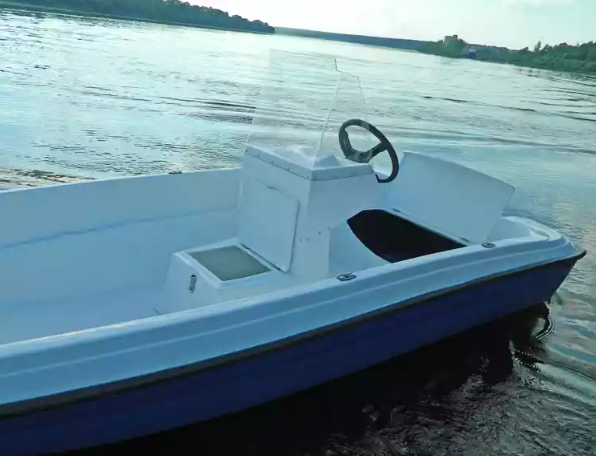 Стеклопластиковая лодка Пингвин с консолью (тримаран) в Сочи