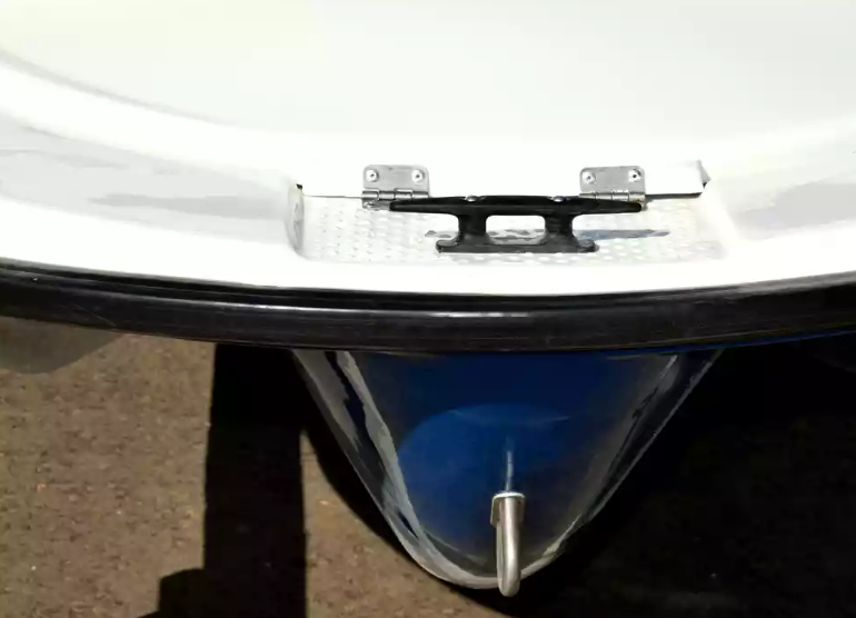 Стеклопластиковая лодка Пингвин с консолью (тримаран) в Сочи