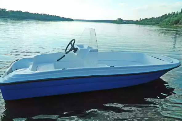 Стеклопластиковая лодка Пингвин с консолью (тримаран) в Сочи
