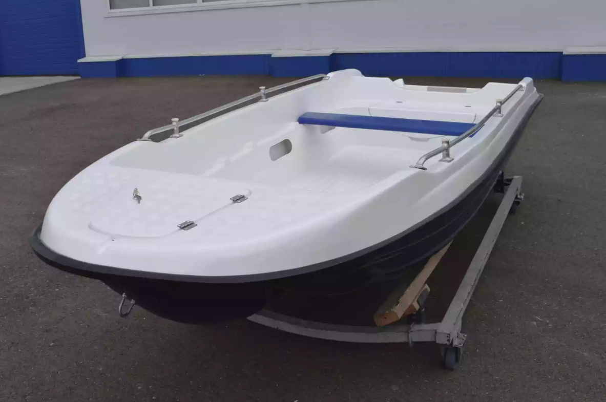 Стеклопластиковая лодка Пингвин New (тримаран) в Сочи