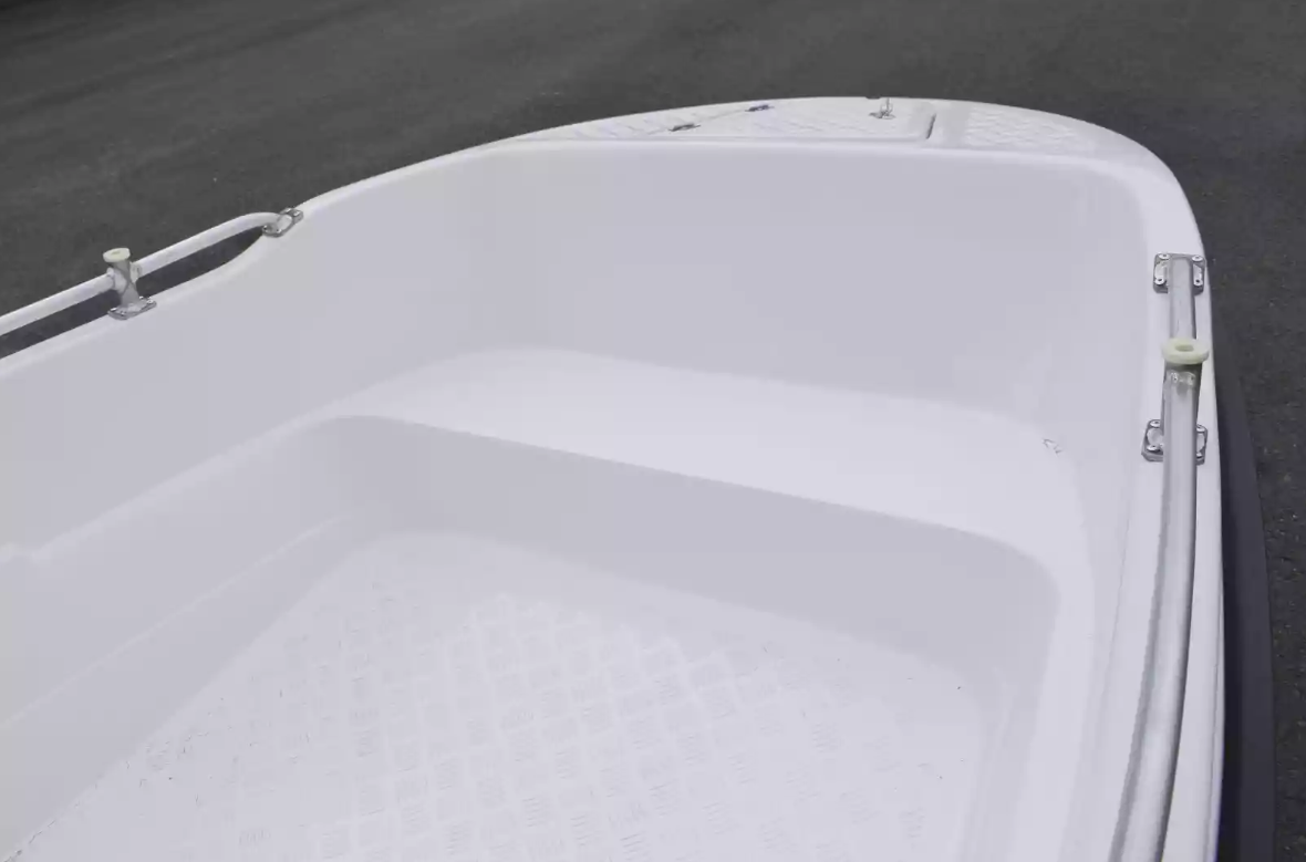 Стеклопластиковая лодка Пингвин New (тримаран) в Сочи