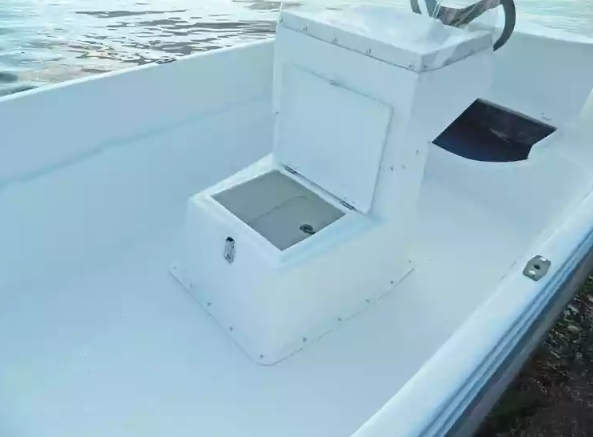 Стеклопластиковая лодка Пингвин с консолью (тримаран) в Сочи