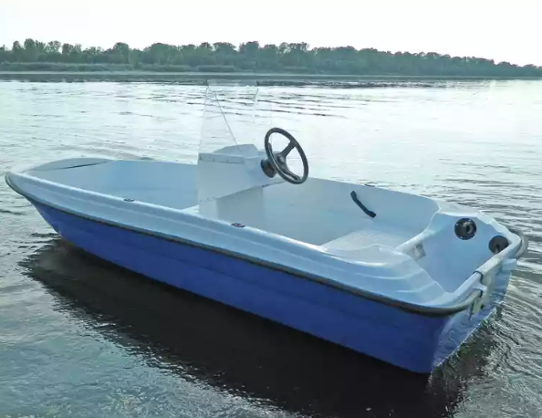 Стеклопластиковая лодка Пингвин с консолью (тримаран) в Сочи