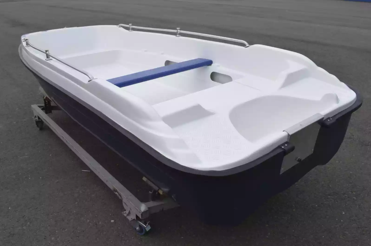 Стеклопластиковая лодка Пингвин New (тримаран) в Сочи