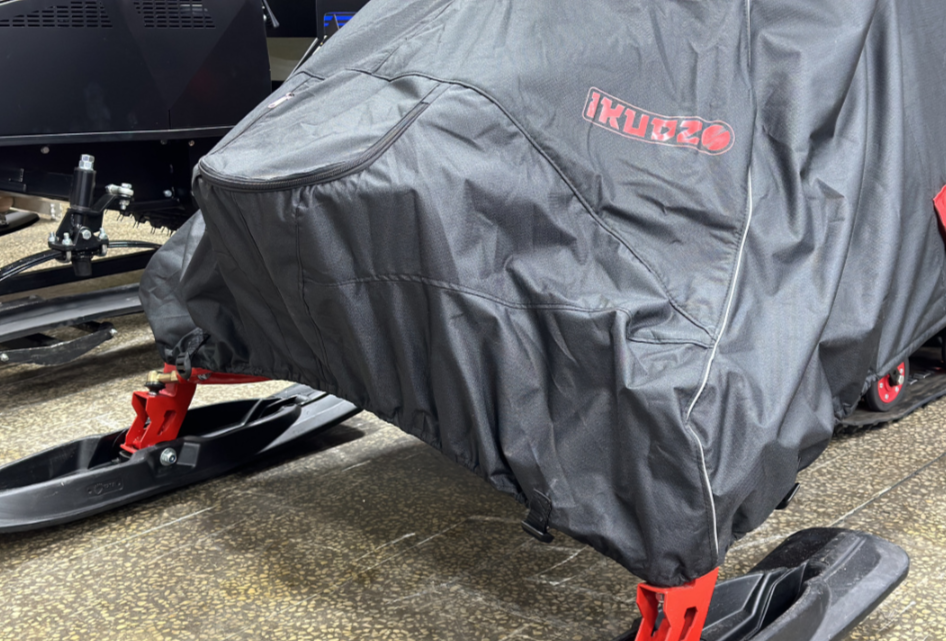 Чехол транспорт. снегохода IKUDZO HUNTER черно-красный Оксфорд ПРЕМИУМ качества с лого IKUDZO в Сочи