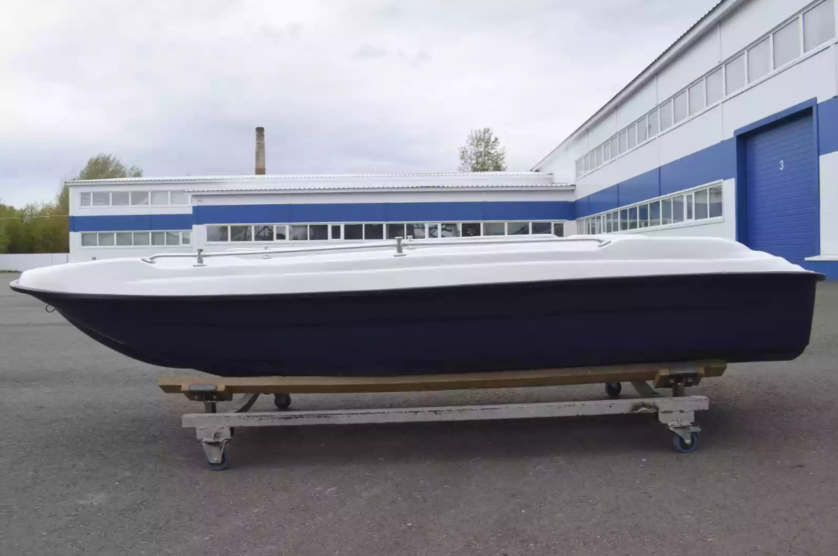 Стеклопластиковая лодка Пингвин New (тримаран) в Сочи